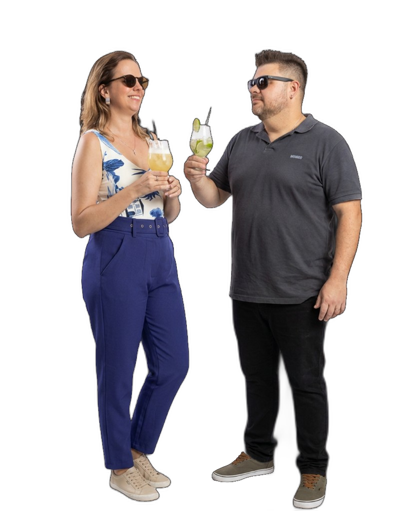 Carol e Ralph Rigotti brindando com drinks