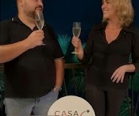 Carol e Ralph Rigotti brindando com espumante